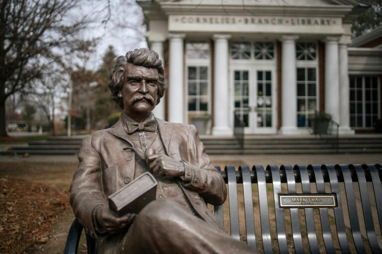 Photo of a statue of Mark Twain